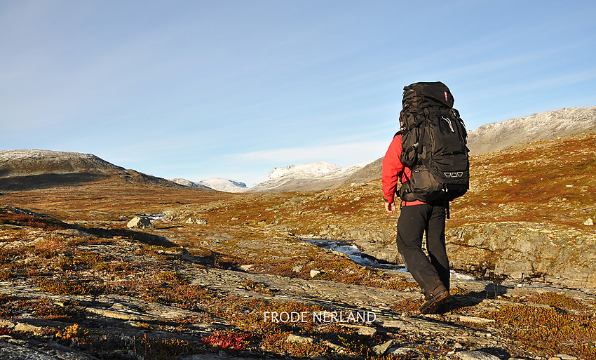 Skarvdalen. I bakgrunnen Storkalkinn og Dordinakkan.