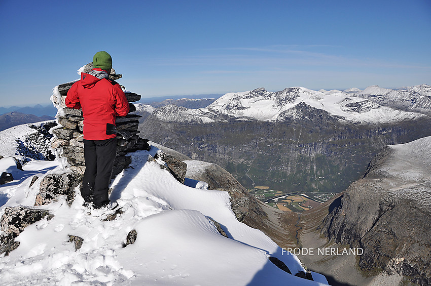 Storkalkinn.I mellomgrunnen Hareimdalen og Sunndalen. I bakgrunnen Hovsnebba,Furunebba,Dronnina og Kongen.