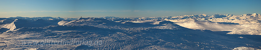 På topplatået på Mugnetinden med panoramautsikt. Jotunheimen til høyre.