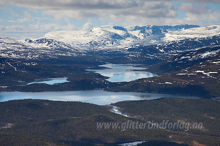 Utsikt fra Stuttgongkampen mot Sjodalen med Nedre og Øvre Sjodalsvatnet samt snøhvite Gjendealper i bakgrunnen.