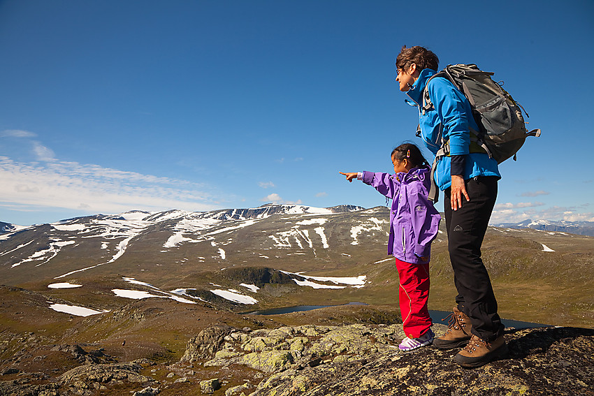 På toppen av Heimre Fagerdalshøe med Kalvehøgde og Rasletinden i bakgrunnen.