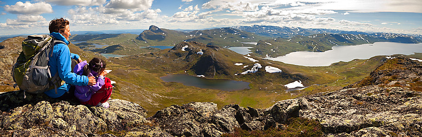 Utsikt fra Heimre Fagerdalshøe mot bl.a. Bitihorn, Fagerdalen, Mefjellet og Bygdin.