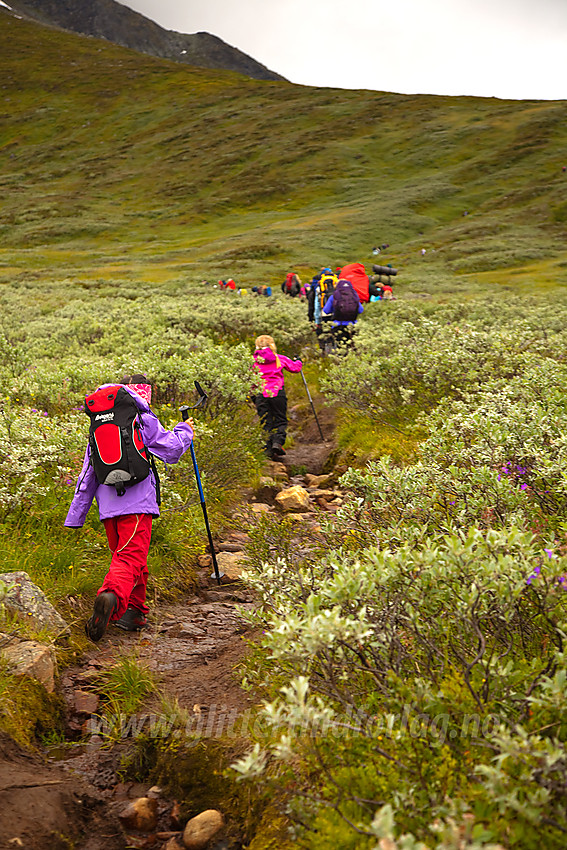 Avmarsj fra Torfinnsbu på fellestur med Barnas Turlag Valdres til Gjendebu.