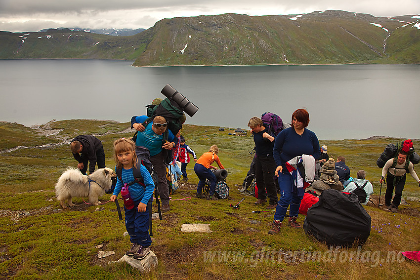 Pause i bakkene opp mot Torfinnsdalen med Bygdin i bakgrunnen på fellestur med Barnas Turlag Valdres.