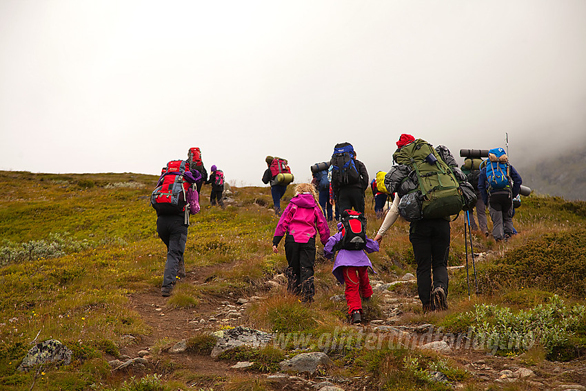 På vei oppover Torfinnsdalen med kurs mot tåka på fellestur med Barnas Turlag Valdres.