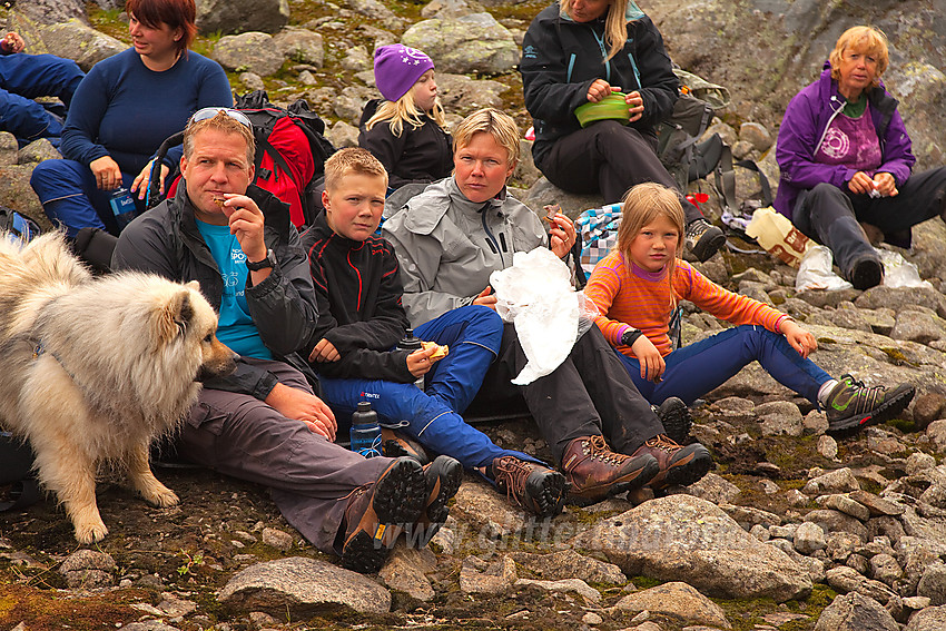 Pause på fellestur med Barnas Turlag Valdres gjennom Svartdalen.