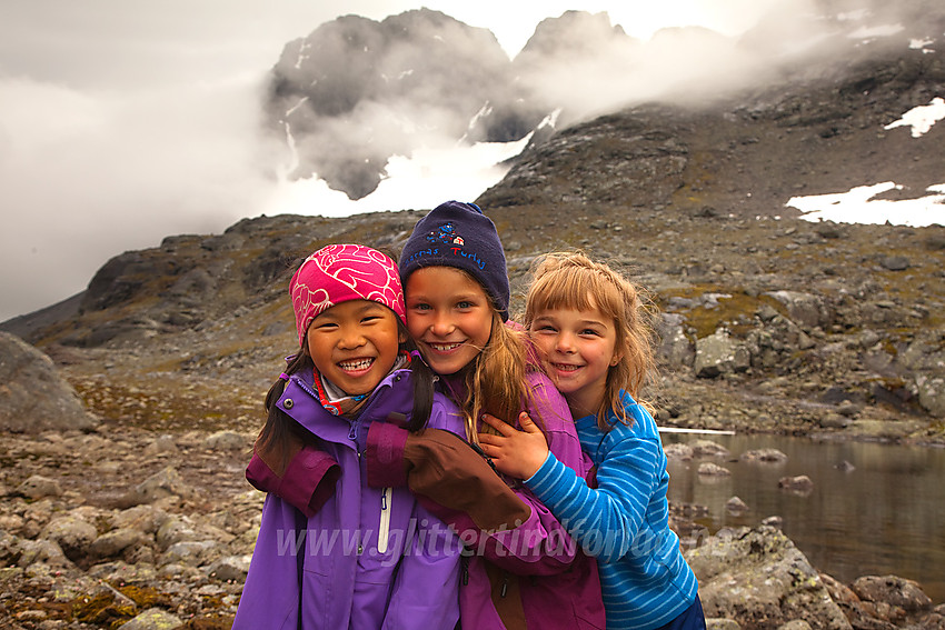 Blide turjenter i Svartdalen med Torfinnstindane i bakgrunnen.