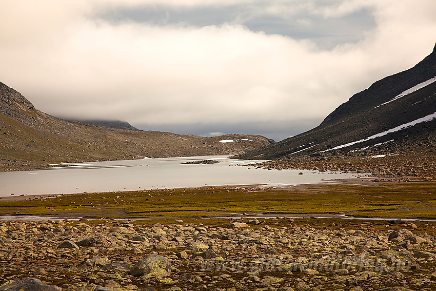 Fra tur med Barnas Turlag Valdres gjennom Svartdalen. Her med tilbakeblikk på Svartdalstjønne (1475 moh).