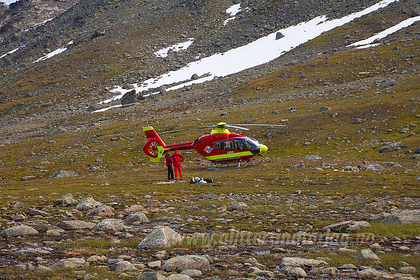 Redningshelikopter i Svartdalen under en redningsaksjon i Svartdalspiggane.