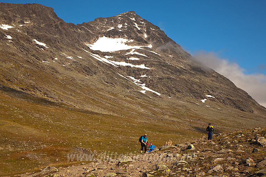 På vei ut av Svartdalen med Store Knutsholstinden (2341 moh) i bakgrunnen.