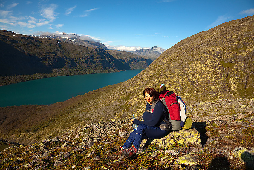 Pause før nedstigningen fra Svartdalen mot Gjende. Her åpner utsikten seg og i bakgrunnen ser man bl.a. Surtningssue og Besshøe.