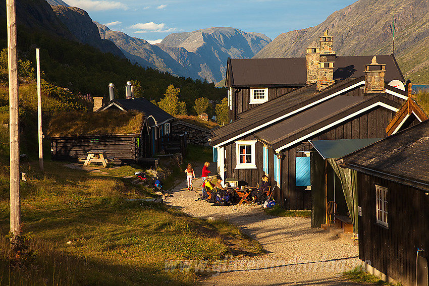 Gjendebu i kveldssola. Besseggen og Veslfjellet ses i bakgrunnen.