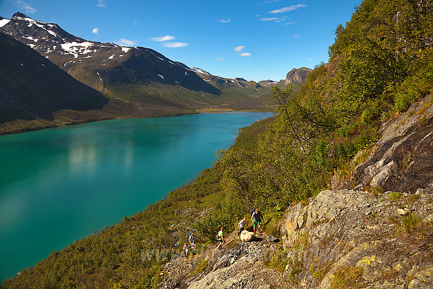 På vei opp Bukkelægret med Barnas Turlag Valdres. I bakgrunnen Gjende og Nørdre Svartdalspiggen samt Veslådalen.