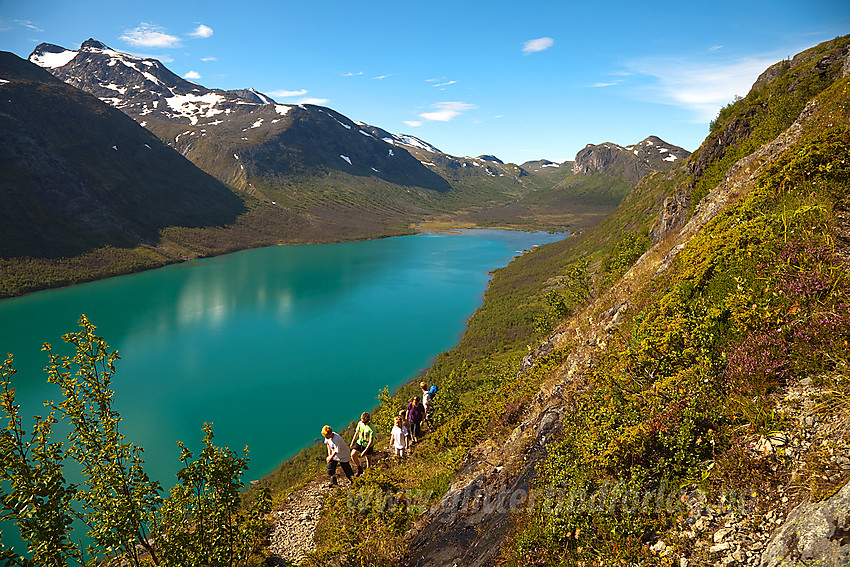 På vei opp Bukkelægret med Barnas Turlag Valdres. Gjende, Svartdalspiggen og Gjendetunga i bakgrunnen.