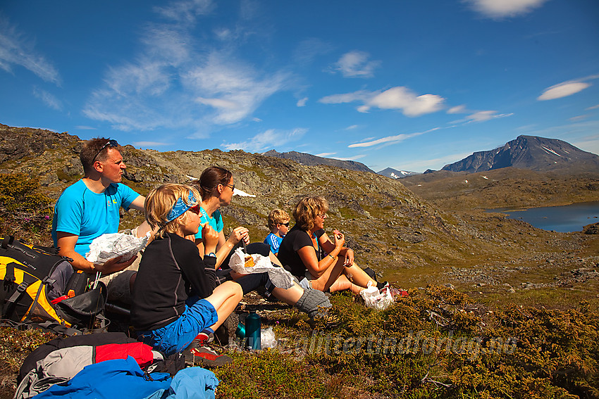 Pause på toppen av bakkene opp Bukkelægret til Memurutunga med bl.a. Besshøe i bakgrunnen.