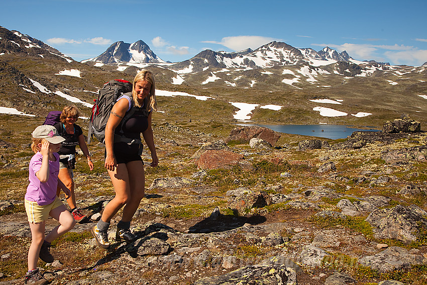 På vei over Memurutunga fra Gjendebu til Memurubu med bl.a. Semeltinden, Hinnåtefjellet og Hellstugutindane i bakgrunnen.