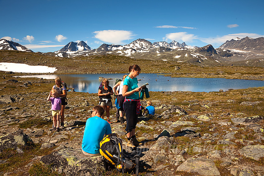 Pause på Memurutunga på tur fra Gjendebu til Memurubu med bl.a. Semeltinden, Hinnåtefjellet, Hellstugutinder og Memurutinder i bakgrunnen.