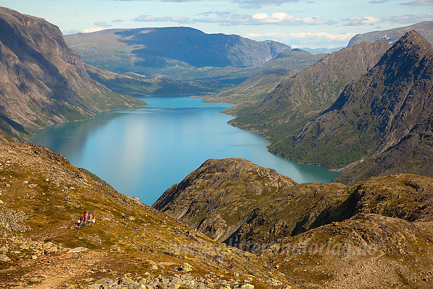 På vei ut Memurutunga med Gjende og Sikkilsdalshøe i bakgrunnen.