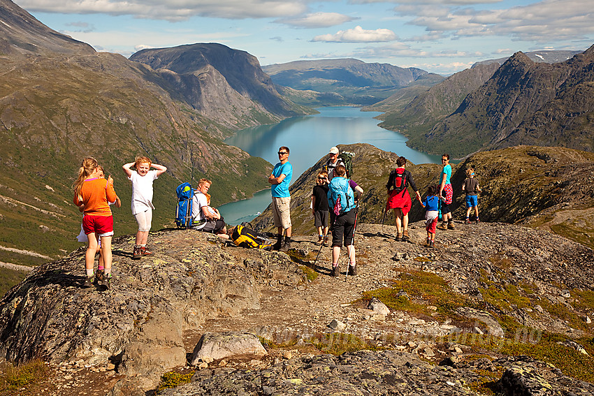 På fellestur med Barnas Turlag fra Gjendebu til Memurubu via Memurutunga. Her på tampen av etappen like før siste nedstigningen mot Memurubu. I bakgrunnen bl.a. Gjende og Veslfjellet med Besseggen.