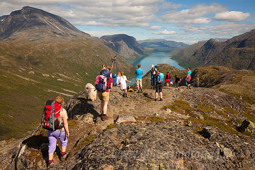 På fellestur med Barnas Turlag fra Gjendebu til Memurubu via Memurutunga. Her på tampen av etappen like før siste nedstigningen mot Memurubu. I bakgrunnen bl.a. Gjende og Veslfjellet med Besseggen.