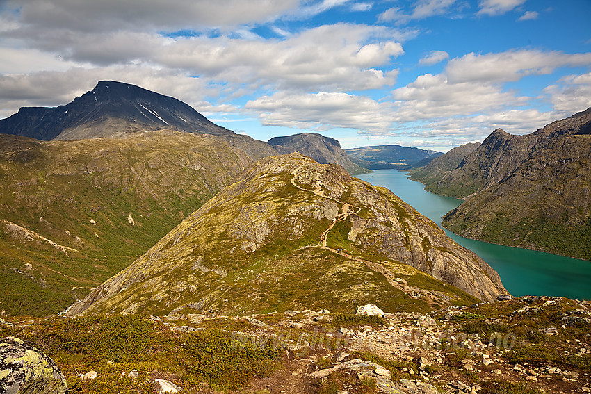 På vei ut Memurutunga mot Memurubu. Bak til venstre Besshøe og til høyre Gjende.