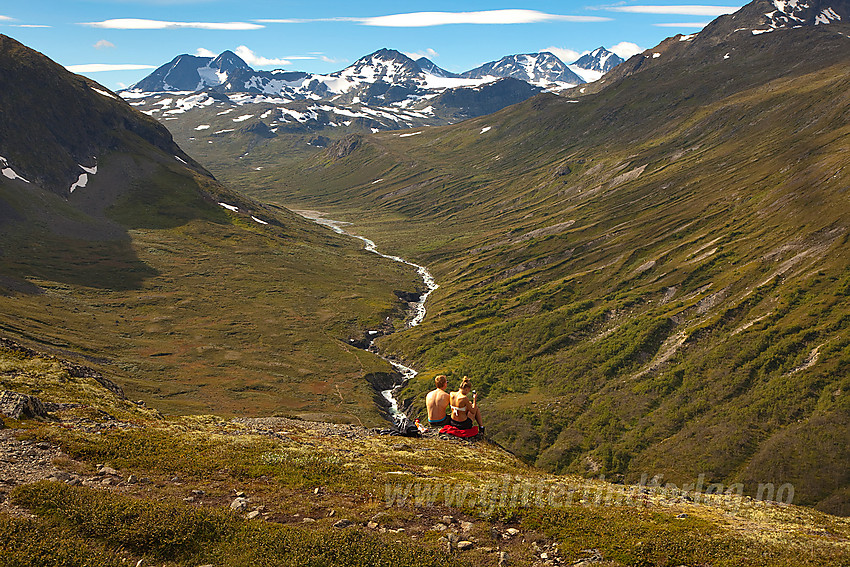 Utsikt fra Memurutunga oppover Memurudalen med bl.a. Semeltinden, Hinnåtefjellet og Memurutinder i bakgrunnen.