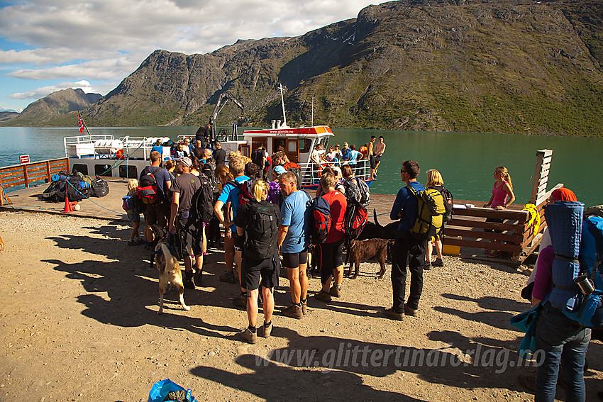 Folk i kø for å komme med Gjende III fra Memurubu en sommerettermiddag.