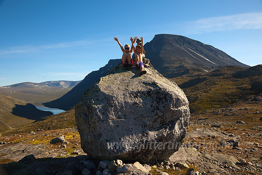 Fra fellestur med Barnasturlag mellom Memurubu og Gjendesheim over Besseggen. Besshøe og Russvatnet i bakgrunnen.