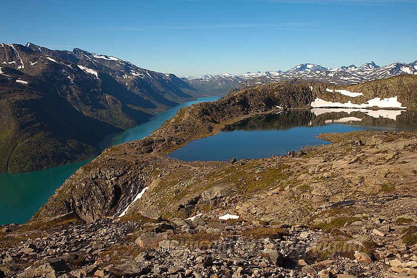 Ved Besseggstien med tilbakeblikk mot Bjørnbøltjønne (omlag 1/3 fra Memurubu til Gjendesheim).