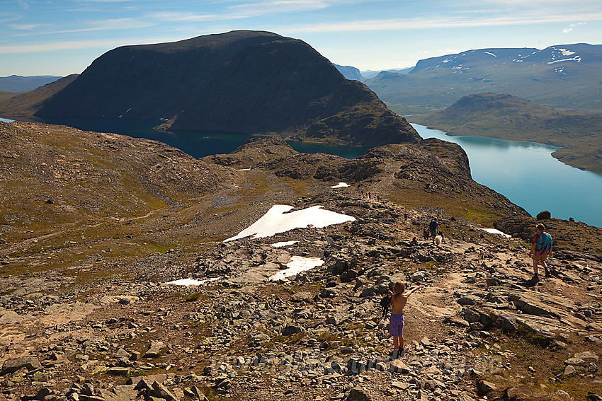 På vei ned mot Bandet og Besseggen på fellestur med Barnas Turlag Valdres.