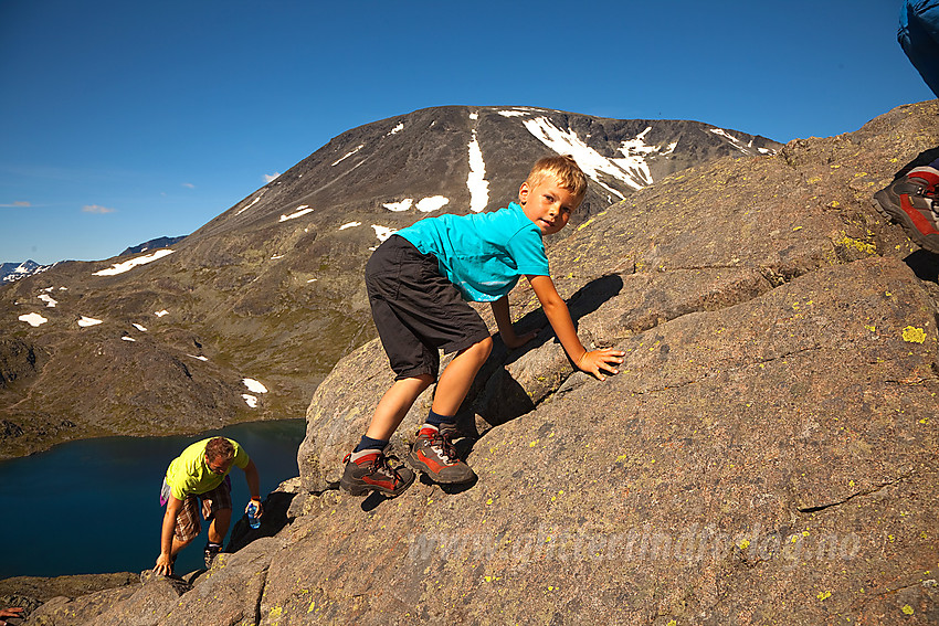 Klyving på Besseggen under fellestur med Barnas Turlag Valdres med Besshøe i bakgrunnen.