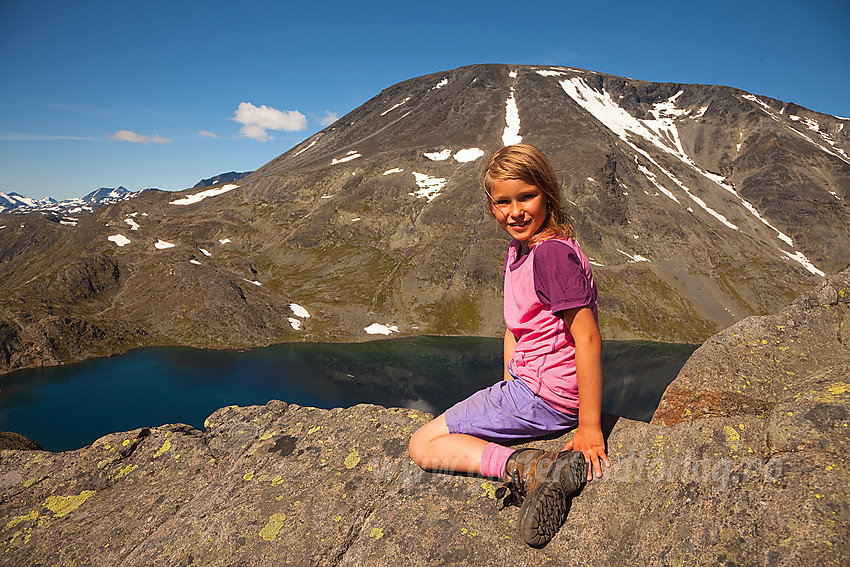 Pause midt på Besseggen med Besshøe (2258 moh) i bakgrunnen.