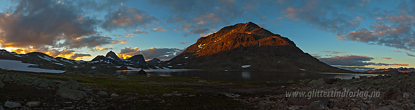 Sommerkveld mot Snøholstvatnet og Snøhølstinden.