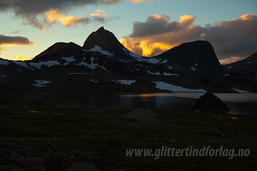 Sommerkveld ved Snøholsvatnet mot Mjølkedalstinden og Olavsbunuten.