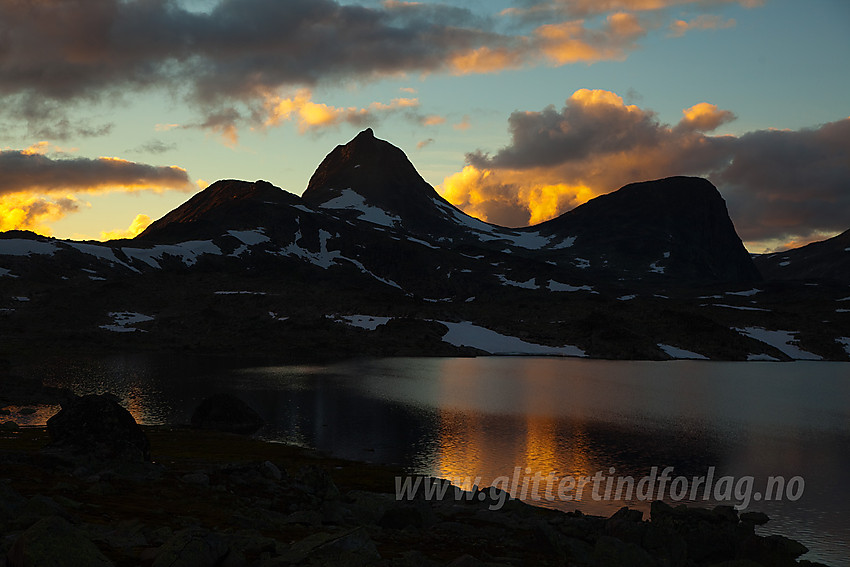 Sommerkveld ved Snøholsvatnet mot Mjølkedalstinden og Olavsbunuten.