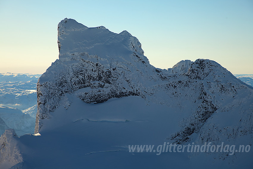 Mektige Store Austanbotntinden (2204 moh) er i ferd med å ta på seg vinterdrakten. De store åpne glefsende sprekkene på Berdalsbreen vitner om at vi likevel kun er i overgangen høst/vinter.