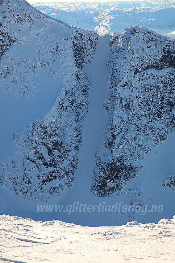 Utsikt fra Store Soleibotntinden mot Vestraste Austanbotntinden og renna opp fra Berdalsbreen. Ser du godt etter, ser du fire personer som jobber seg oppover renna.