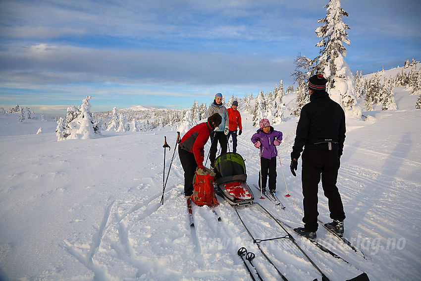 Liten stopp i løypa fra Aurdal Fjellpark mot Bjørgovarden.