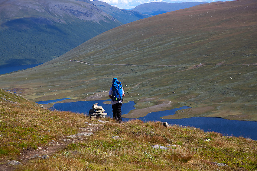 På vei ned fra Grindane med Grindetjednet i bakgrunnen.