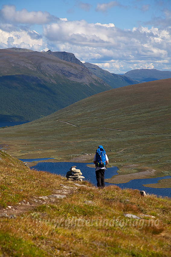 På vei ned fra Grindane med litt av Grindetjednet og Gilafjellet i bakgrunnen.