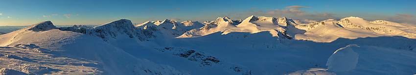 Panorama fra Mugna mot Kalvehøgde og tinder i Gjendealpene.