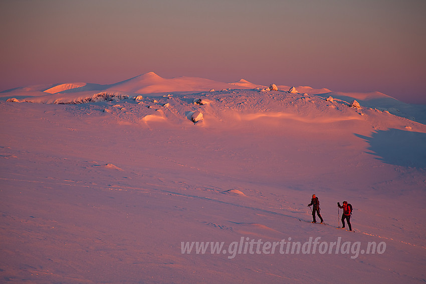 På vei opp mot Raslet, Nautgardstinden i bakgrunnen.