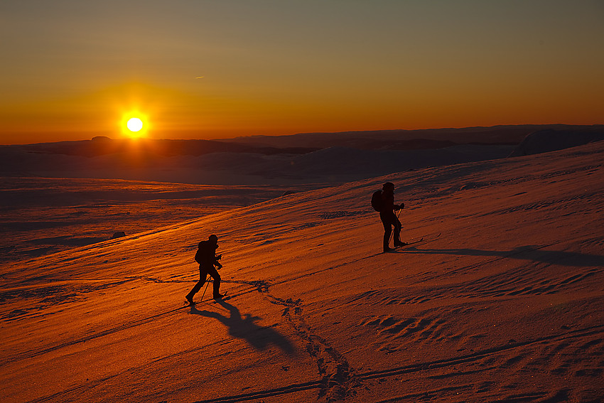 På vei opp "brennende" snøbakke på tur mot Raslet fra Valdresflye.