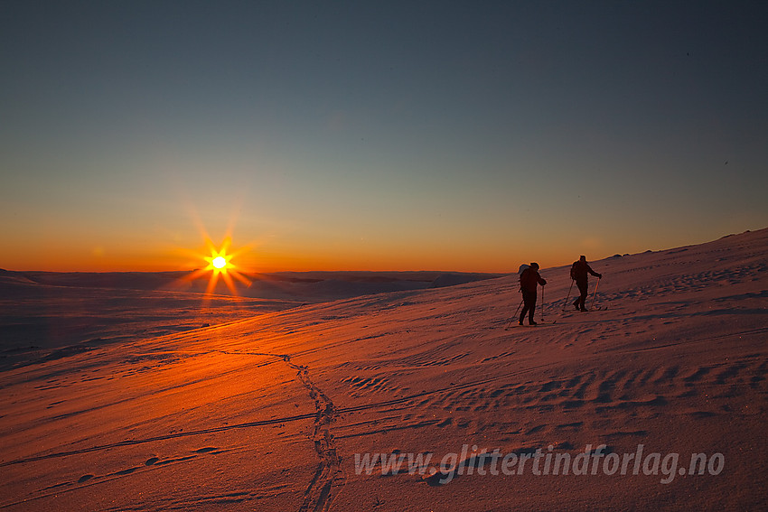 På vei opp "brennende" snøbakke på tur mot Raslet fra Valdresflye.