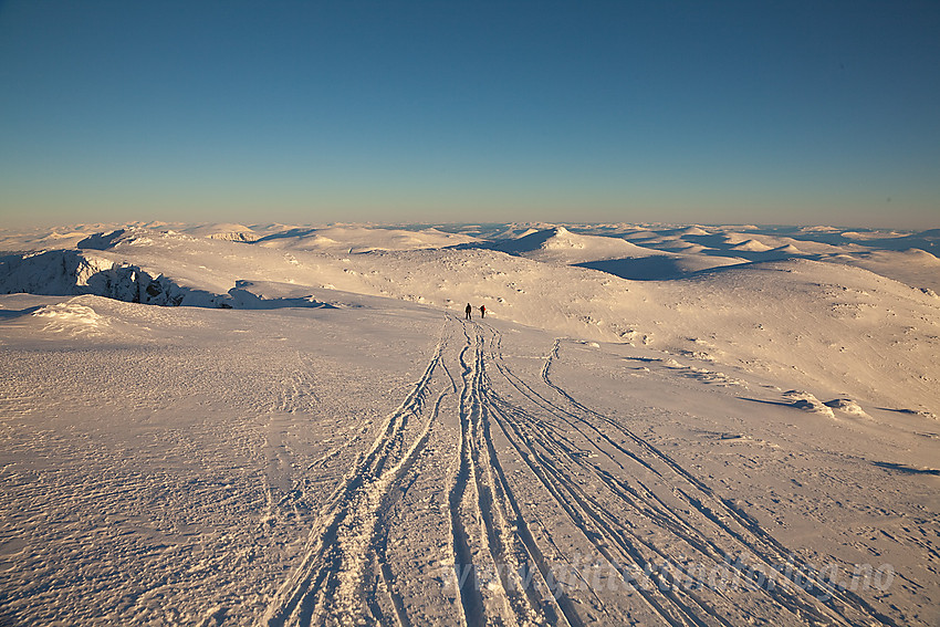 På vei ned fra Austre Kalvehøgde, på ryggen mellom denne og Mugna (bak til venstre).