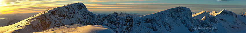 Panorama fra Sørvest for Mugna mot Kalvehøgde og videre inn i Gjendealpene.