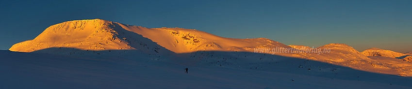 På vei opp mot Raslet med bl.a. Øystre Rasletinden badet i morgensol.