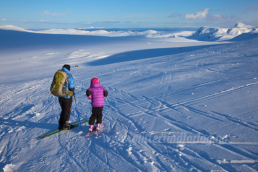 På vei ned fra Rasletinden. Mot Valdresflye og Bitihorn.