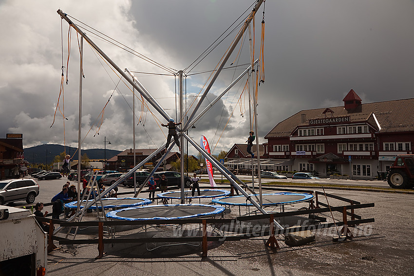 Trampolinehopping på Beitostølen under et Barnas Turlagsarrangement.