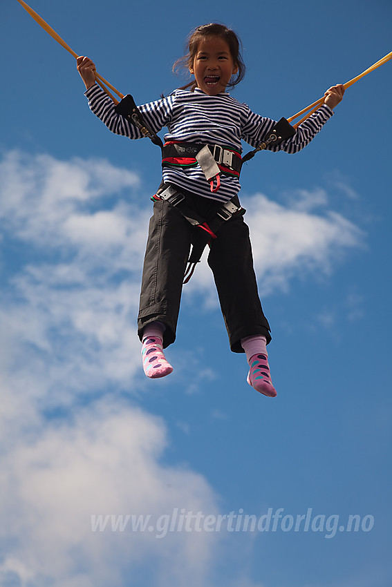 Trampolinehopping på Beitostølen under et Barnas Turlagsarrangement.